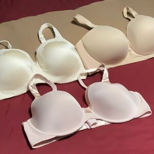 3 pack bras! Playtex & Vanity Fair! 2 underwire, 1 wire free! Like new!